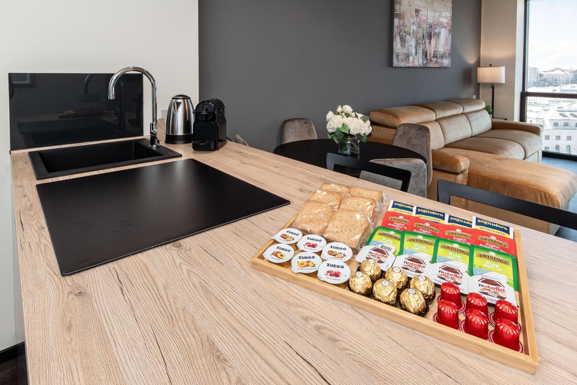 Free Parking In Luxury Suite With City View - Steps To Brignole Train Station เจนัว ภายนอก รูปภาพ